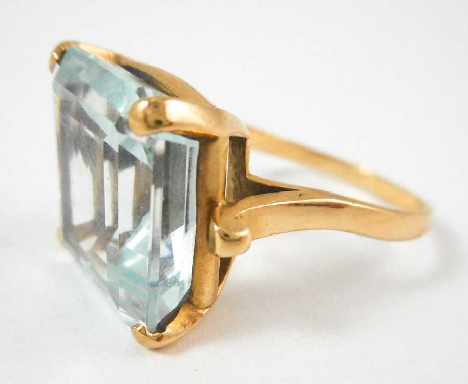 Appraisal: AQUAMARINE AND FOURTEEN KARAT GOLD RING set with an emerald-cut