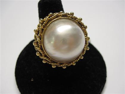 Appraisal: Yellow gold mabe pearl ring th century