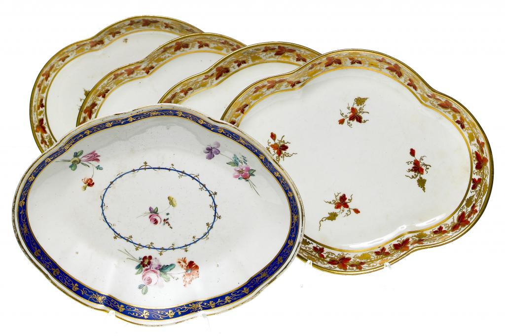 Appraisal: A CHELSEA-DERBY FLUTED OVAL DESSERT DISH AND A SET OF