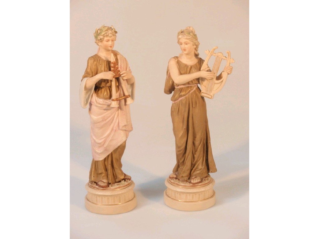 Appraisal: A pair of Worcester style figures of musicians in classical