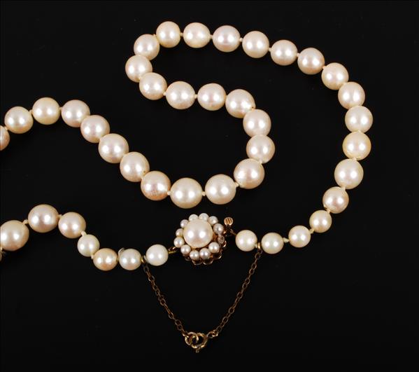 Appraisal: A single strand of graduated cultured pearls composed of mm