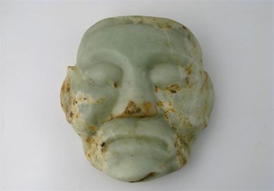 Appraisal: A Chinese jade archaic style mask carved as a wide