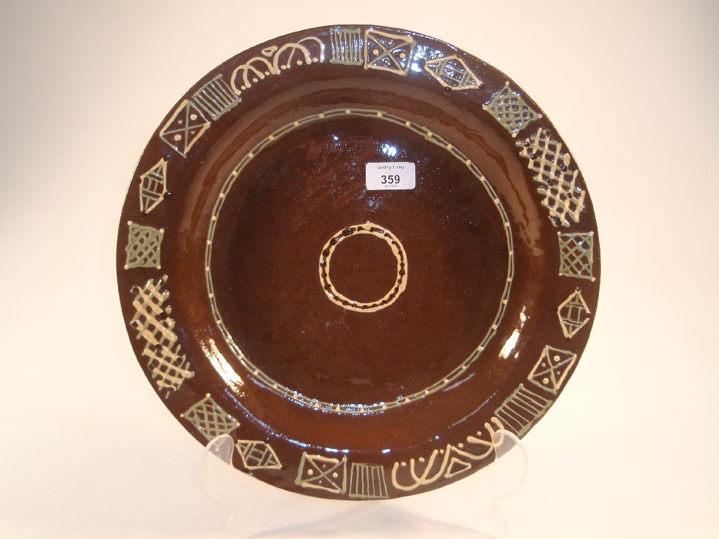 Appraisal: A modern slipware charger trailed in yellow and green with