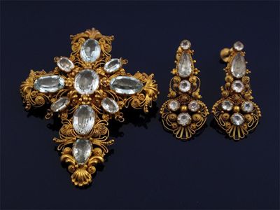 Appraisal: An early Victorian aquamarine mounted gold cruciform brooch With cannetille