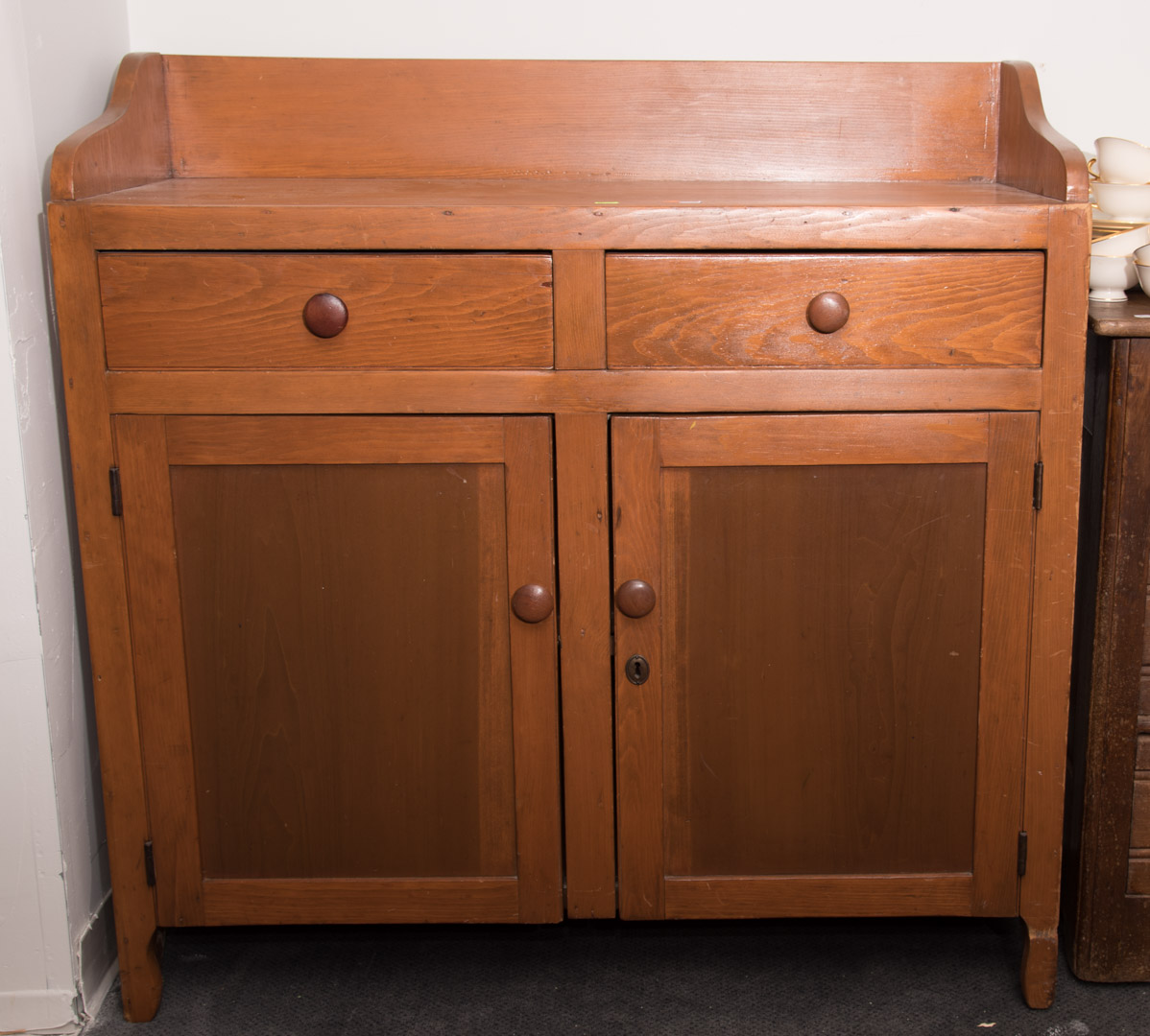 Appraisal: Country pine cabinet