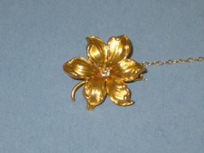 Appraisal: A CT GOLD FLOWER BROOCH modelled as a matt single