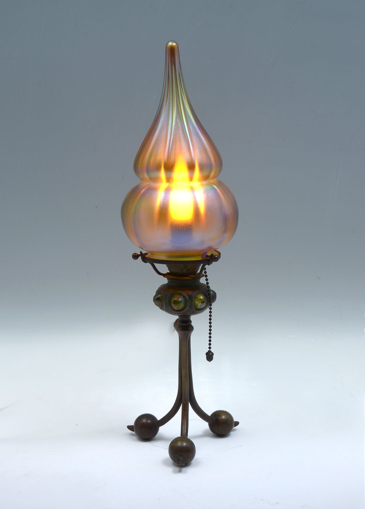 Appraisal: TIFFANY STUDIOS BRONZE DESK LAMP WITH QUEZAL SHADE Bronze desk