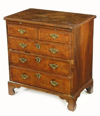 Appraisal: A small walnut dressing chest with feather and crossbanding the