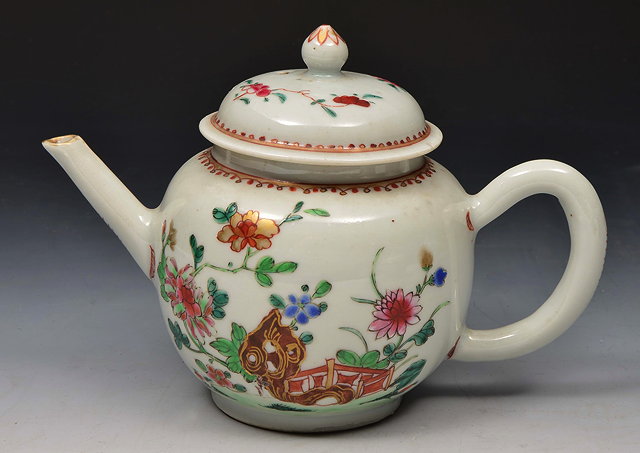 Appraisal: AN TH CENTURY CHINESE PORCELAIN TEAPOT AND COVER with famille