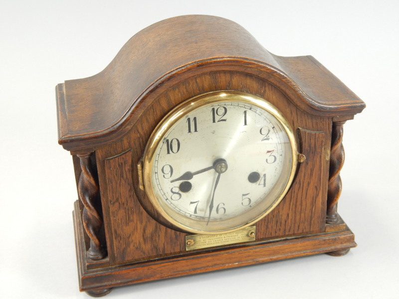 Appraisal: A 's oak mantel clock the shaped case with spirally