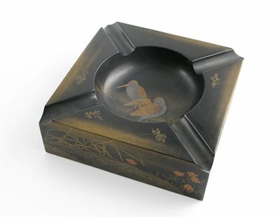 Appraisal: A Japanese lacquered ashtray depicting two dunlins one preening its