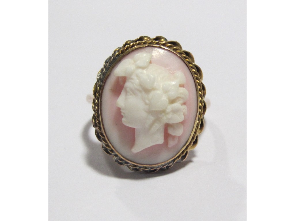 Appraisal: A Victorian ct gold cameo set dress ring with shell