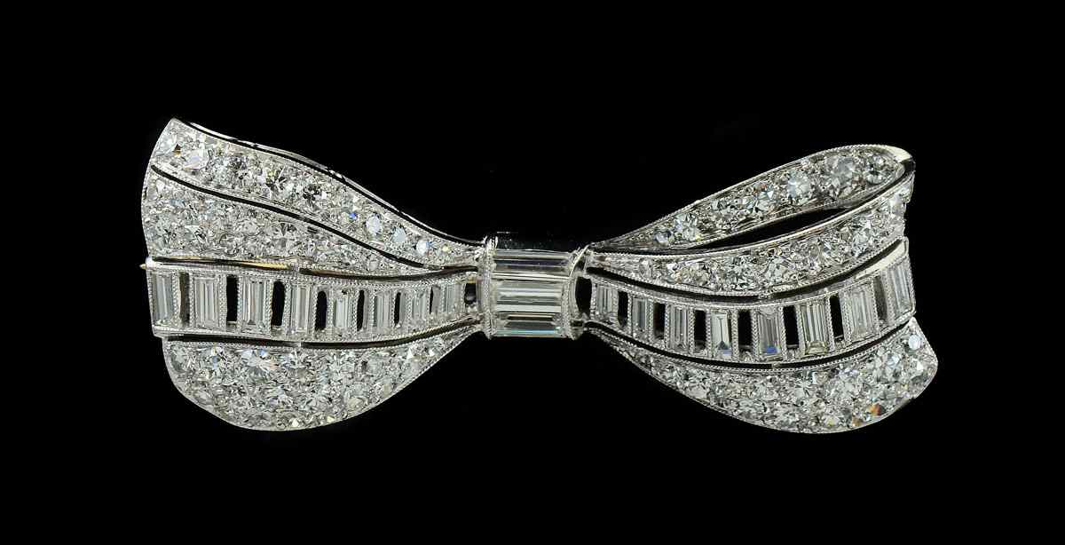 Appraisal: A MOST DELIGHTFUL PLATINUM DIAMOND BOW PIN Platinum bow pin