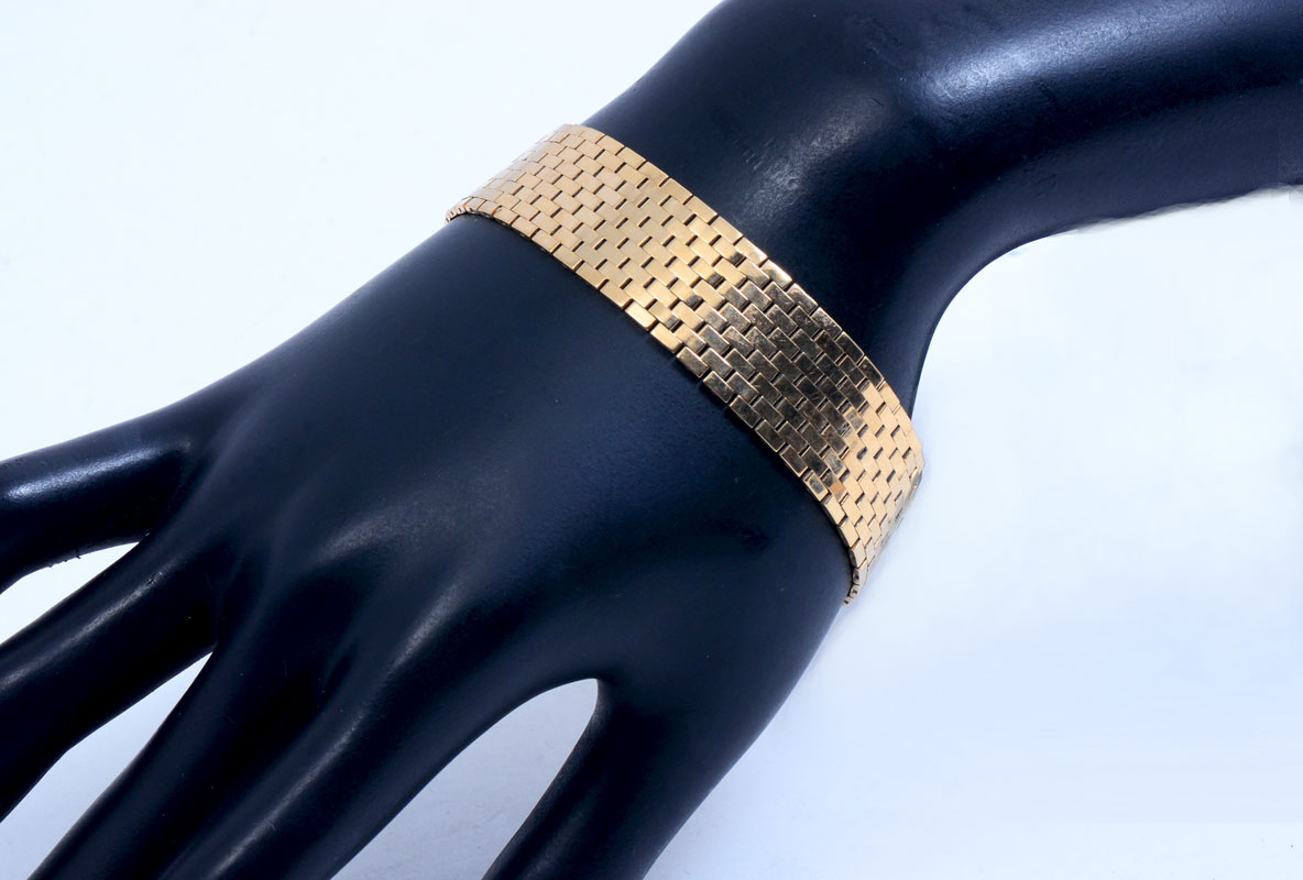 Appraisal: K MESH LINK BRACELET K yellow gold bracelet of mesh