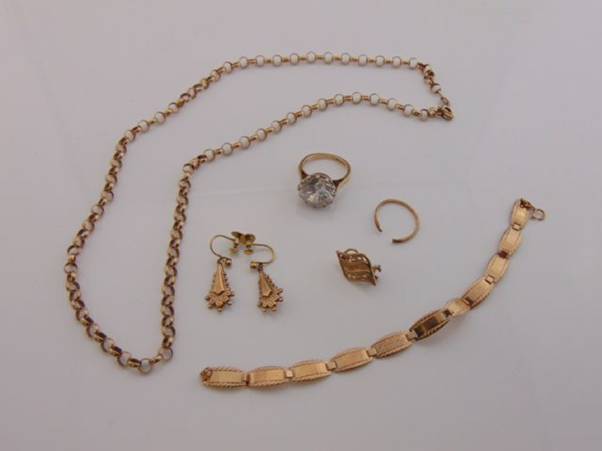 Appraisal: A ct gold necklace composed of circular links g a