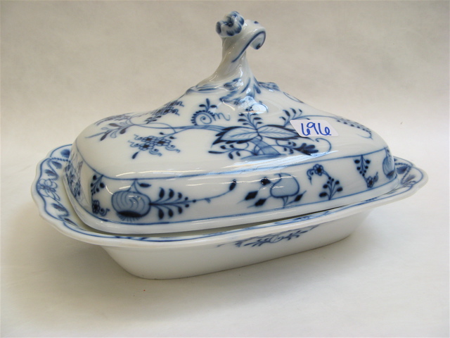 Appraisal: GERMAN MEISSEN PORCELAIN COVERED TUREEN in the Blue Onion pattern