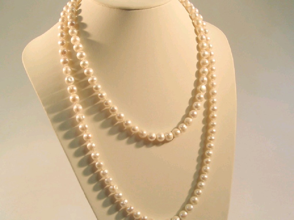 Appraisal: A white freshwater pearl necklace cms