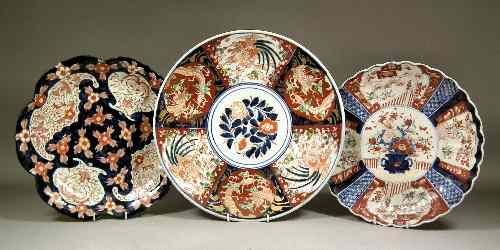 Appraisal: A Japanese porcelain ''Imari'' decorated dish with reserve panels of