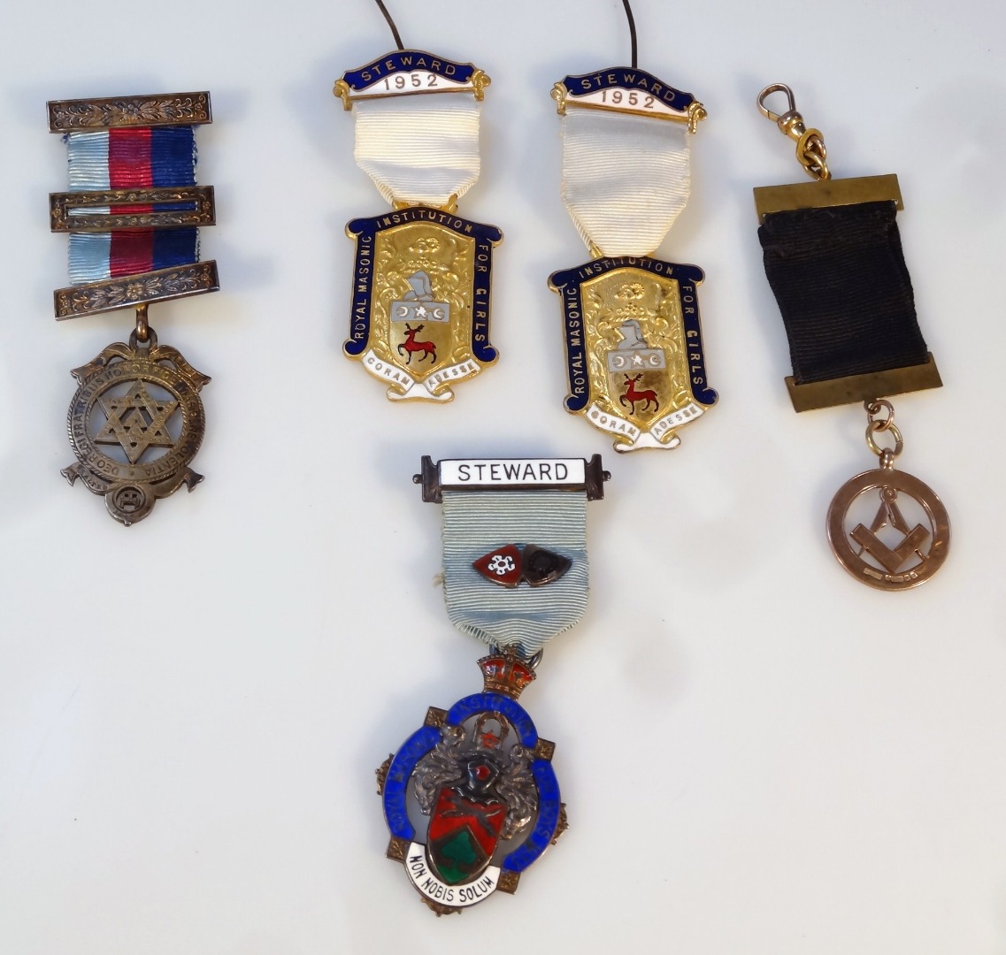 Appraisal: A ct gold masonic medal set with set square and