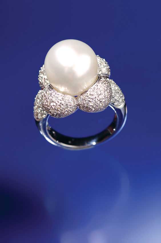 Appraisal: PEARL AND DIAMOND RING Ladies mm South Sea cultured pearl