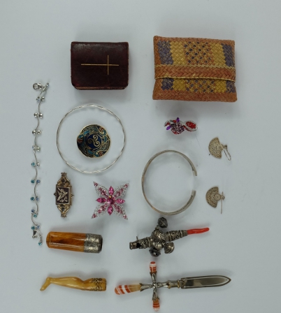 Appraisal: A collection of jewellery and items including ladies costume jewellery