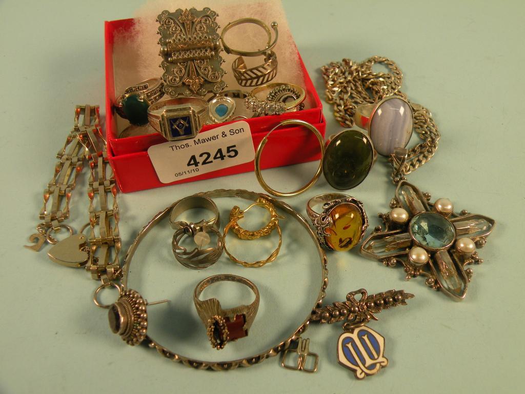 Appraisal: A quantity of mainly silver jewellery to include a masonic