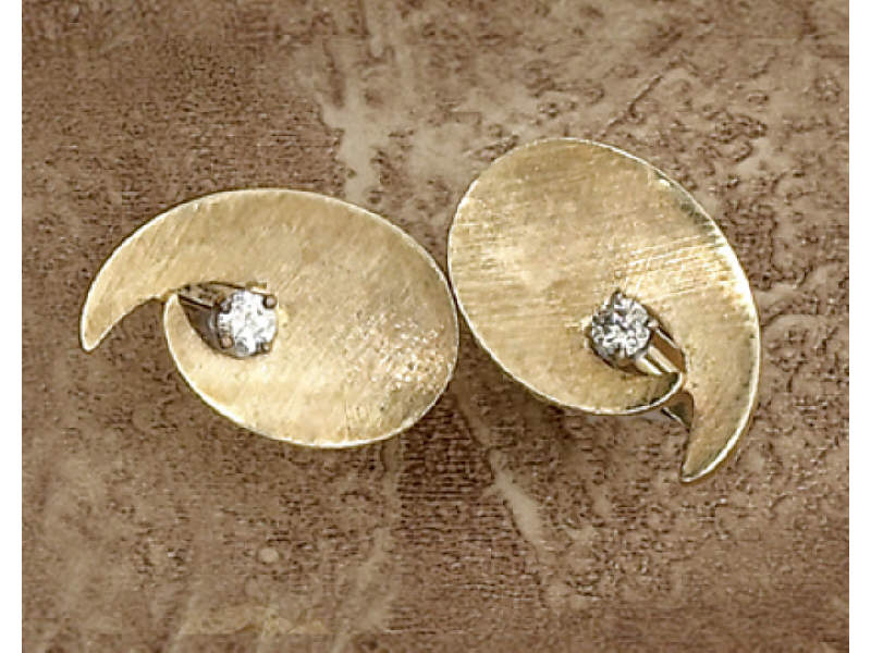 Appraisal: DIAMOND CUFFLINKS k yellow gold free form design hand engraved