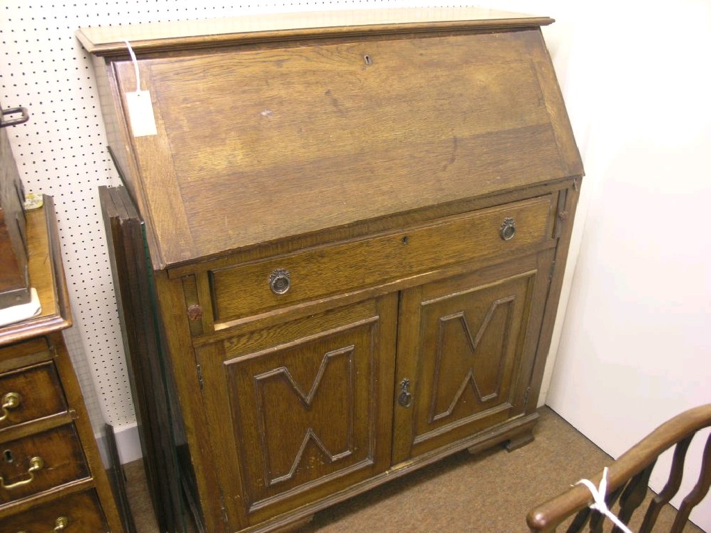 Appraisal: An early th century solid medium oak bureau fall front