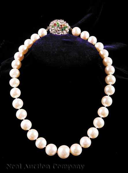 Appraisal: A Necklace of Very Fine Cream White South Sea Cultured