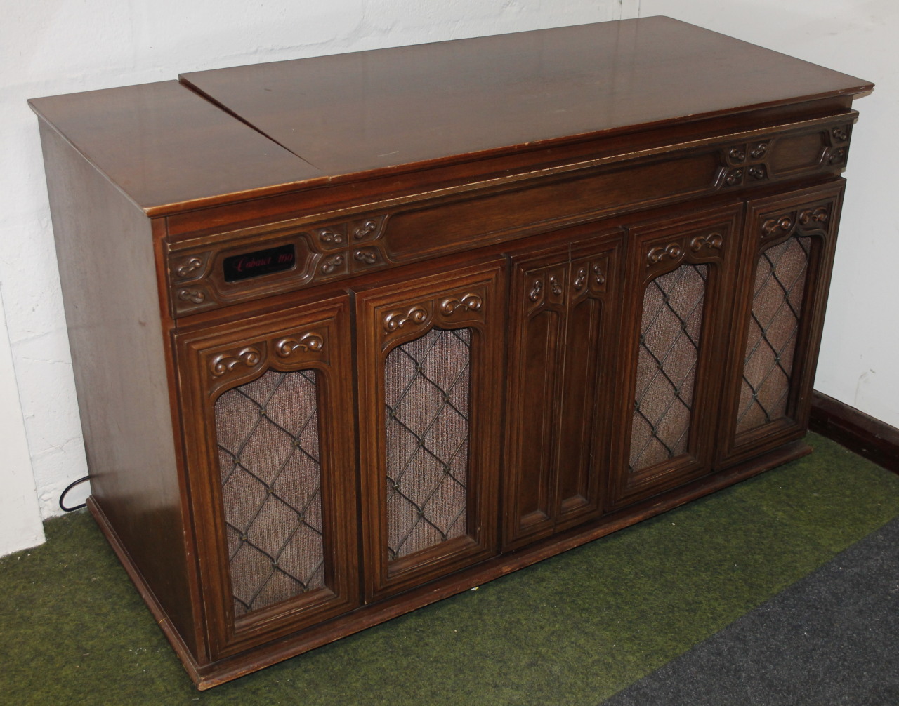 Appraisal: A Cabaret by Wurlitzer jukebox in walnut finish cabinet with