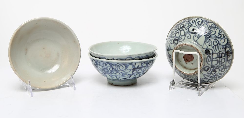 Appraisal: Chinese Qing Porcelain Min Yao Bowls Group of Chinese Qing