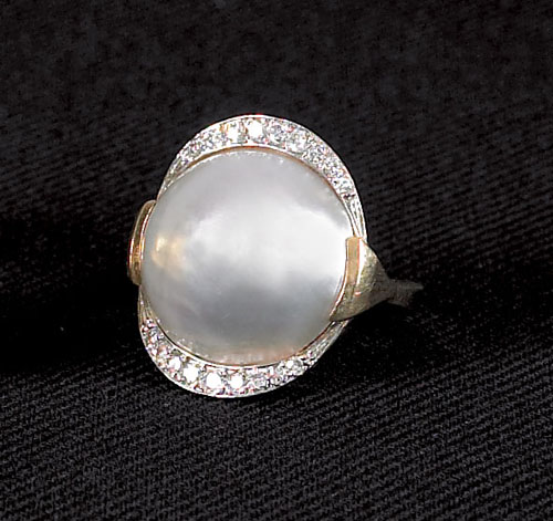 Appraisal: K tested yellow gold Mabe' pearl ring containing an approx