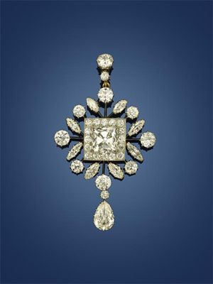 Appraisal: An Edwardian diamond brooch pendant The centre square cushion shaped