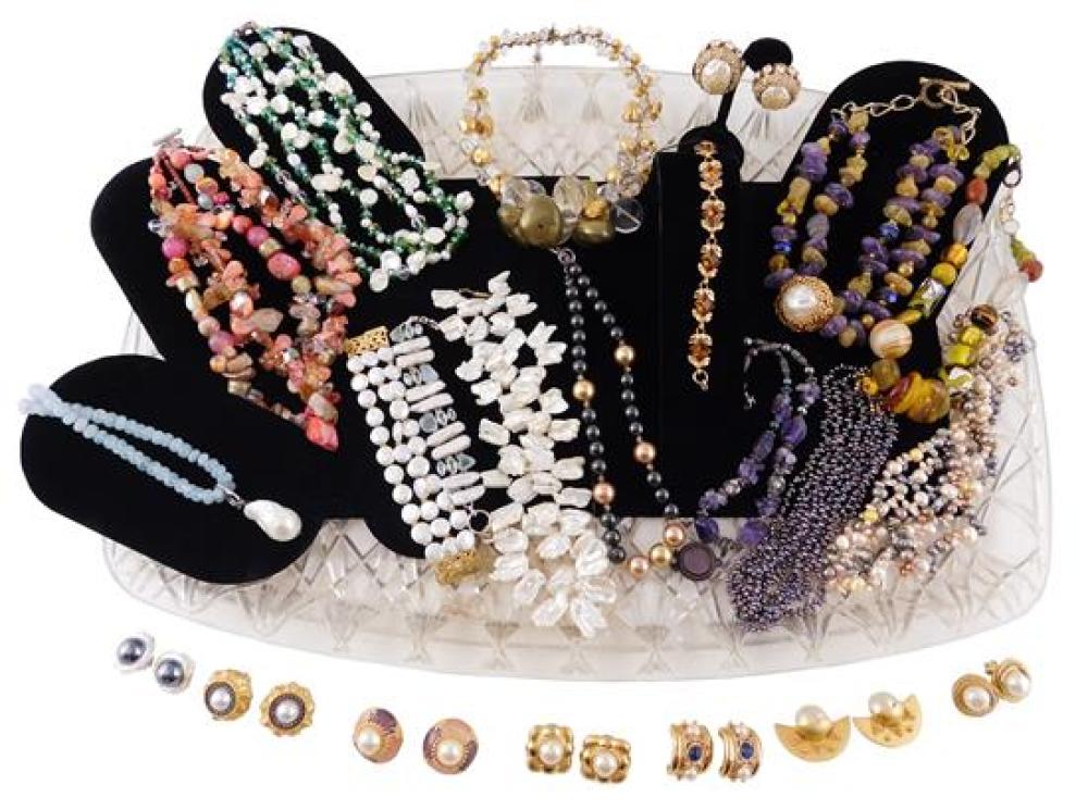 Appraisal: JEWELRY Costume jewelry assortment sixteen pieces necklaces bracelets and clip