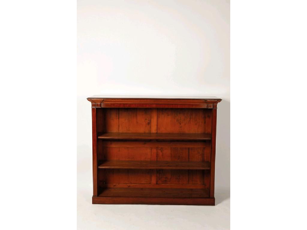 Appraisal: AN EDWARDIAN MAHOGANY OPEN FRONTED BOOKCASE the rectangular top with