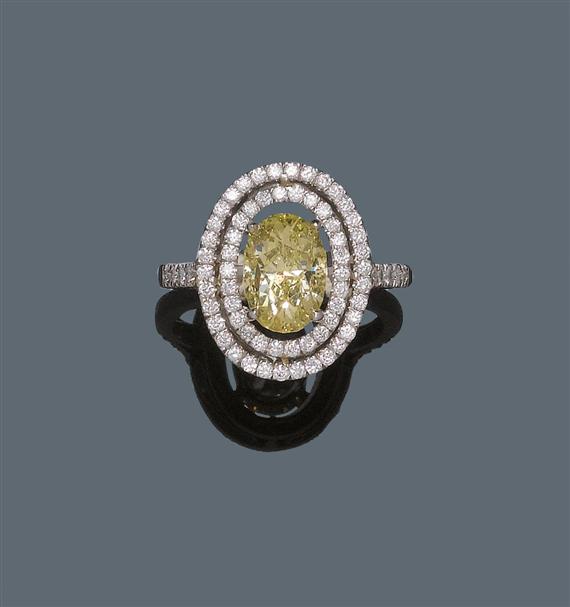 Appraisal: FANCY DIAMOND RING White gold Classic decorative ring the top