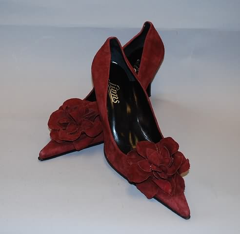 Appraisal: Lions wine suede pumps with large flower accent on front