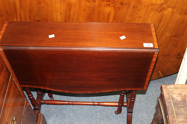 Appraisal: A EDWARDIAN MAHOGANY SUTHERLAND TABLE with crossbanded decoration and turned