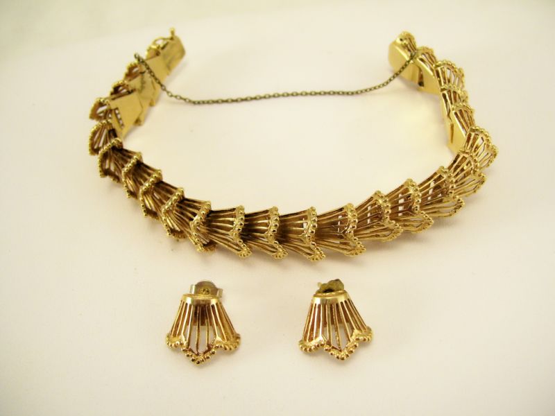 Appraisal: kt Gold Bracelet Earrings Matching gold bracelet and pierced earrings