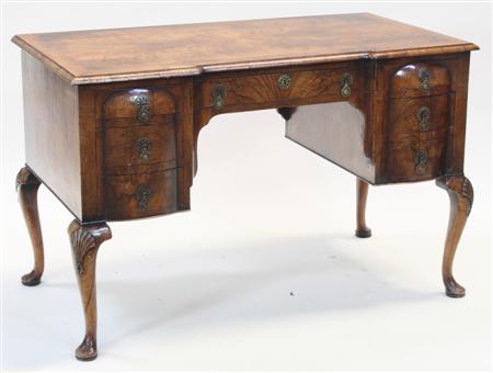 Appraisal: An Edwardian Queen Anne style walnut kneehole dressing table the