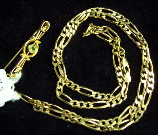 Appraisal: A chain necklet of oval-and-three links and a gold bar