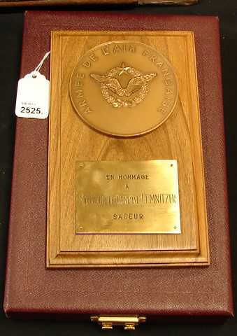 Appraisal: Bronze medal ARMEE DE L'AIR FRANCAISE brass plaque EN HOMMAGE