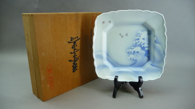 Appraisal: A Japanese blue and white boxed dish