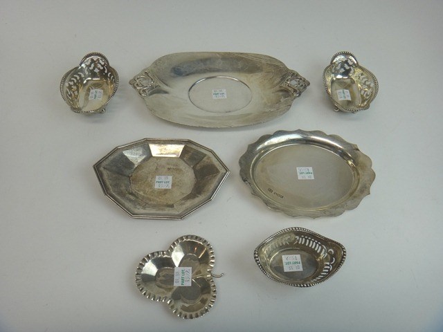 Appraisal: A silver shaped oval trinket dish Sheffield and Sterling silver