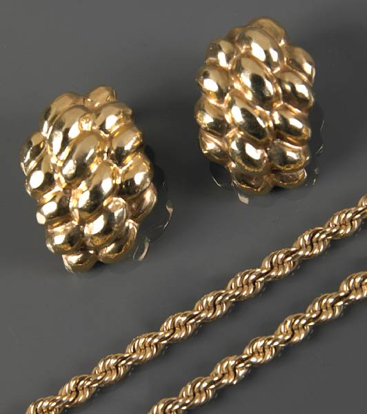 Appraisal: A collection of gold jewelry featuring a rope chain and