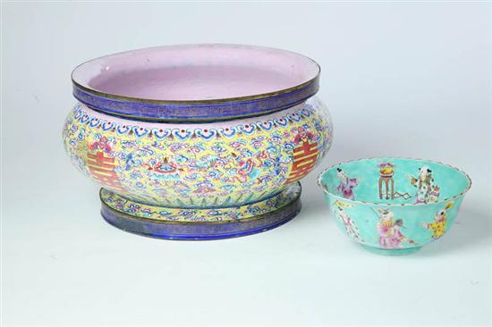 Appraisal: TWO BOWLS China late th-early th century Pictured is a