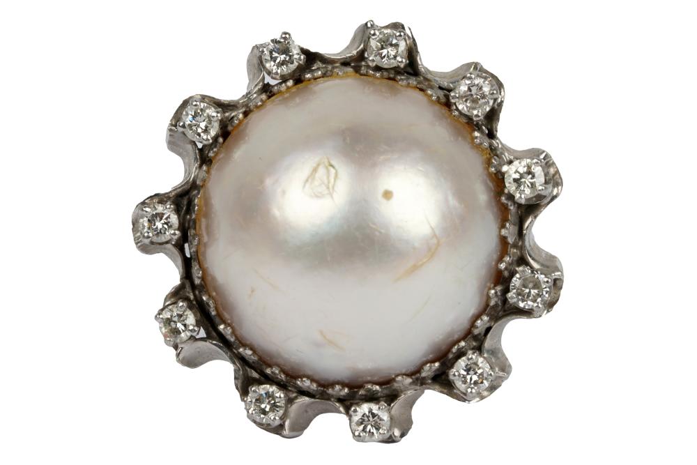 Appraisal: KARAT WHITE GOLD DIAMOND MABE PEARL RINGcentering one mabe pearl