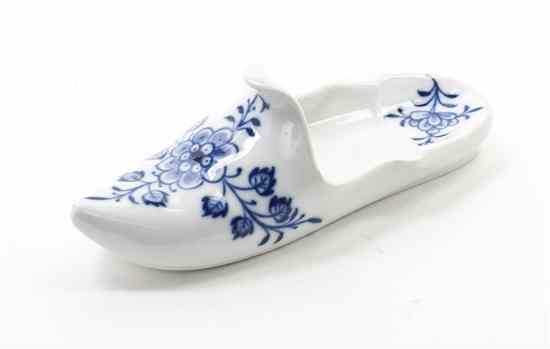 Appraisal: A Meissen Porcelain Slipper in the Blue Onion pattern having