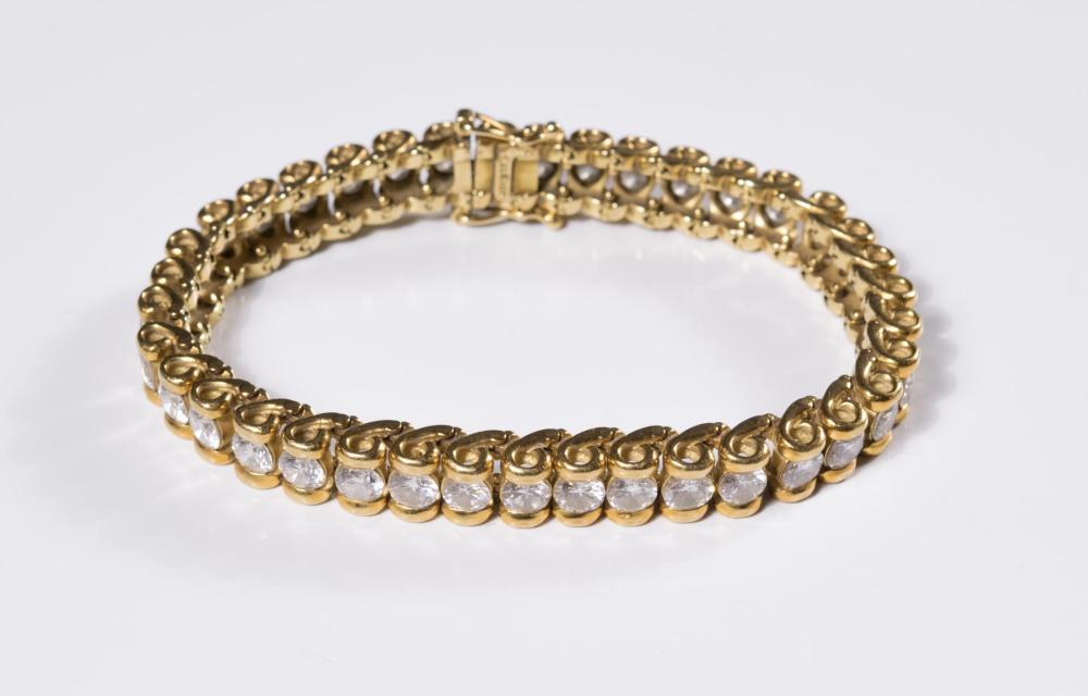 Appraisal: ESTATE DIAMOND AND EIGHTEEN KARAT GOLD BRACELET The - k