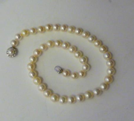 Appraisal: A CULTURED PEARL NECKLACE the uniform single strand of pearls